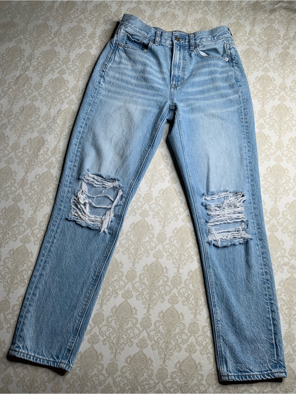 American Eagle Women's Size 2 Mom Jeans Light Wash